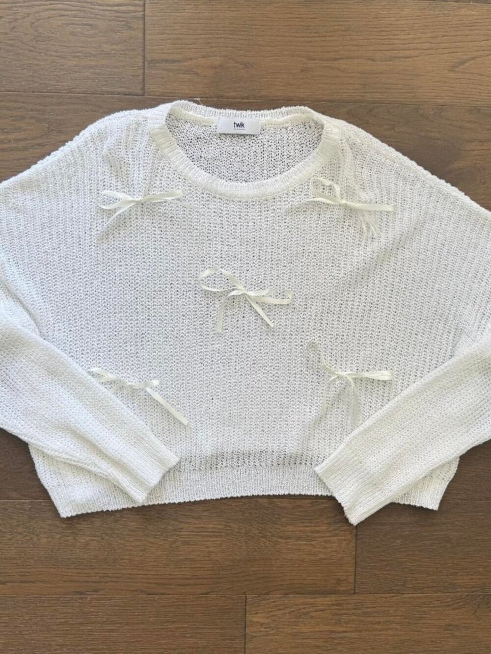 Twik white crochet bow